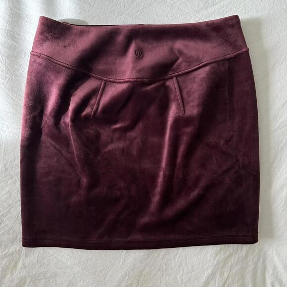 Lululemon Scuba High-Rise Mini Skirt Velvet - Garnet - Size M - NWT - Picture 2 of 7